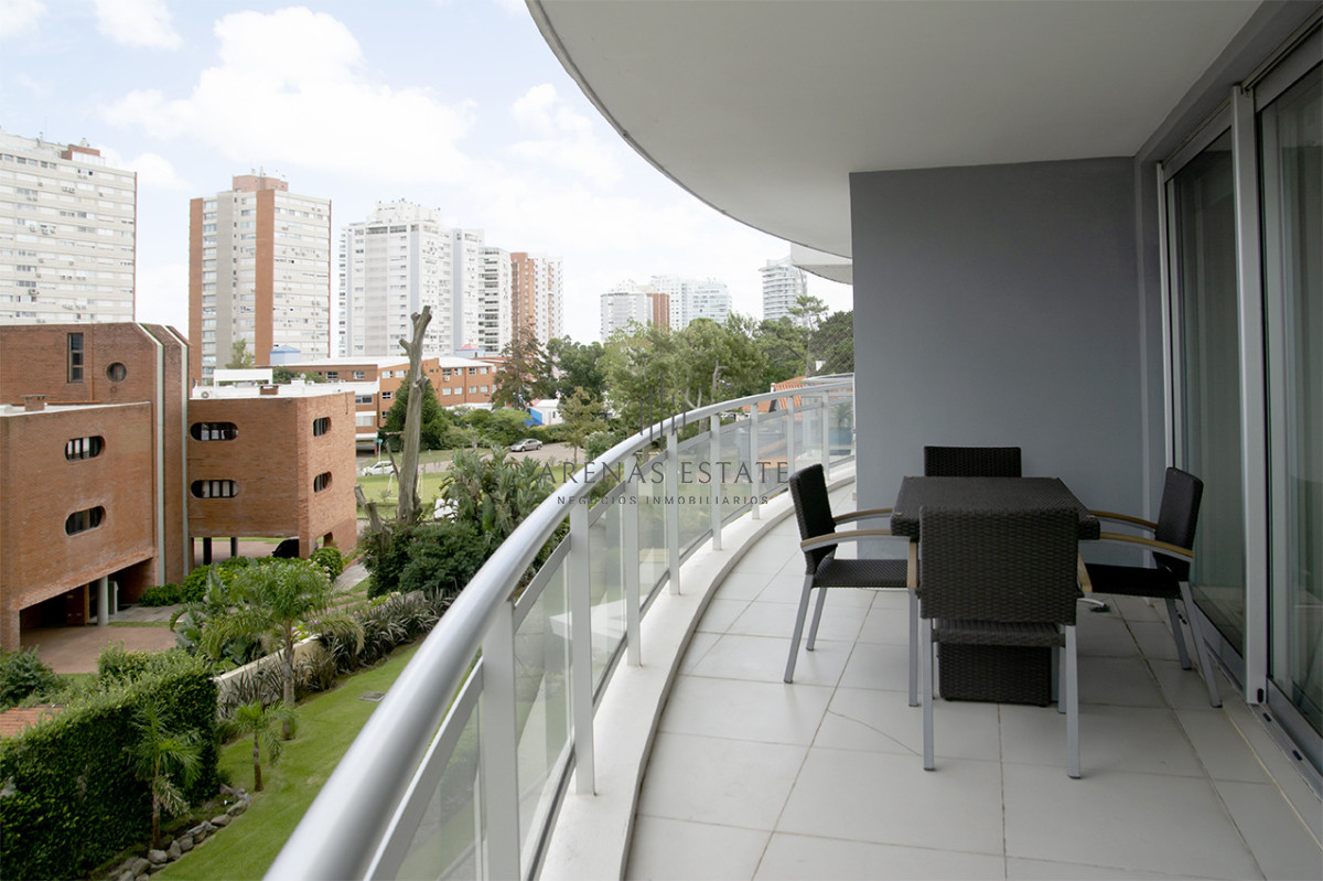 Apartamento ID.4370 - Apartamento de 3 Dormitorios en Playa Mansa en venta  - A Pasos del Mar