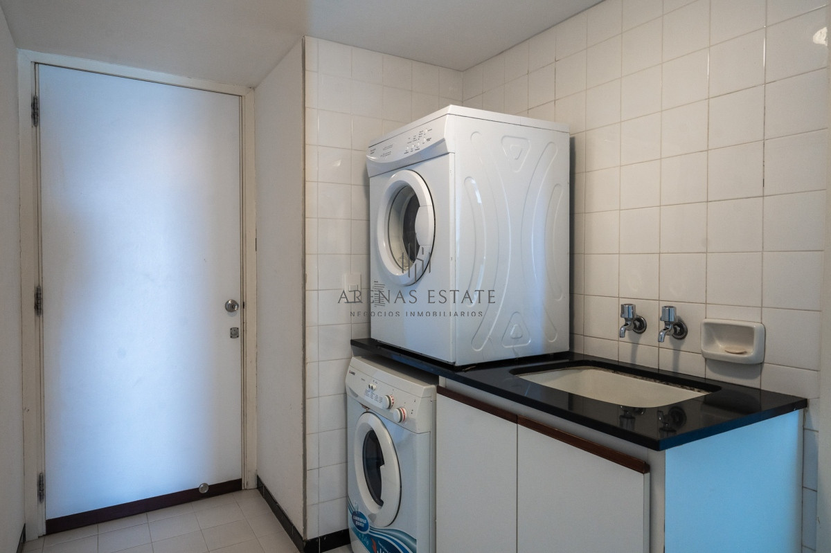 Apartamento ID.3798 - Apartamento en Venta de 3 dormitorios Frente al Mar en Playa Brava , Punta del este 