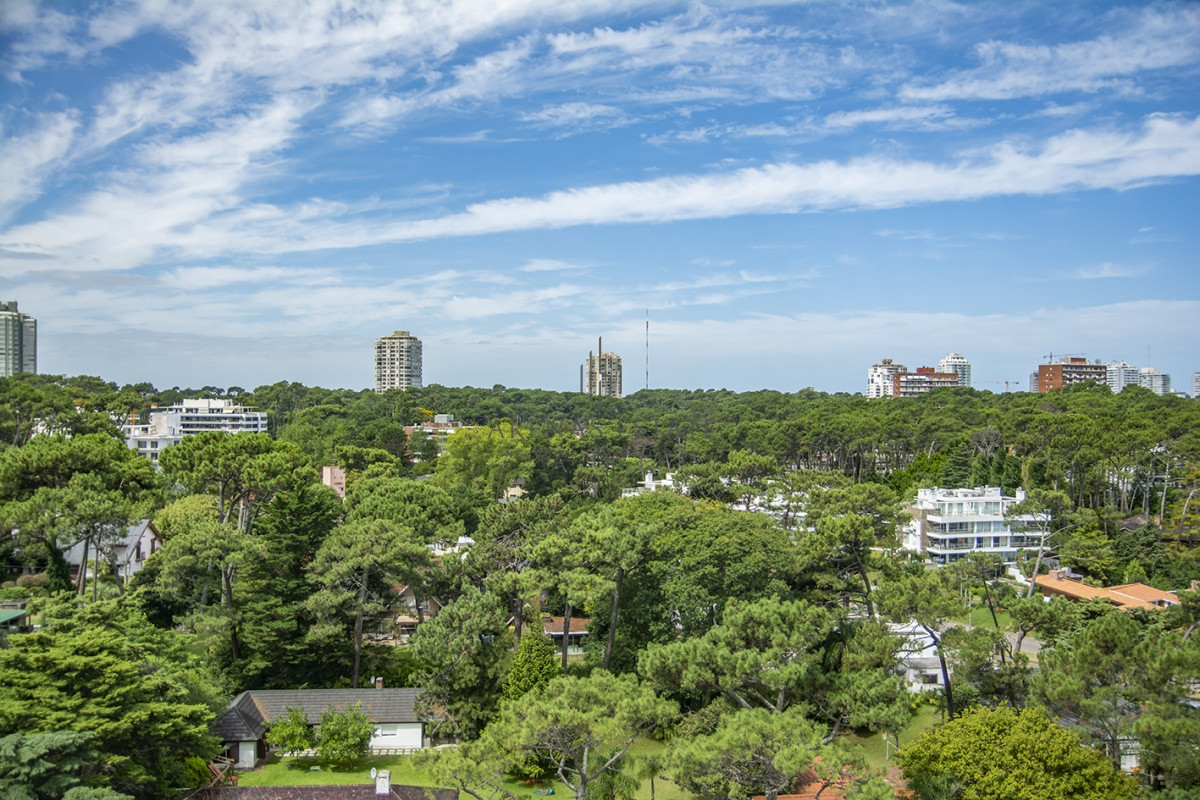 Apartamento ID.2272 - Vende apartamento de 4 dormitorios con 2 cocheras en Lincon Center, Playa Mansa, Punta del Este 