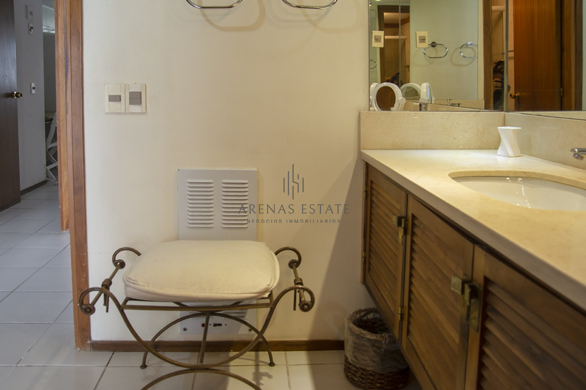 Apartamento ID.2984 - Departamentos en venta de 3 dormitorios Frente al Puerto , Punta del este 