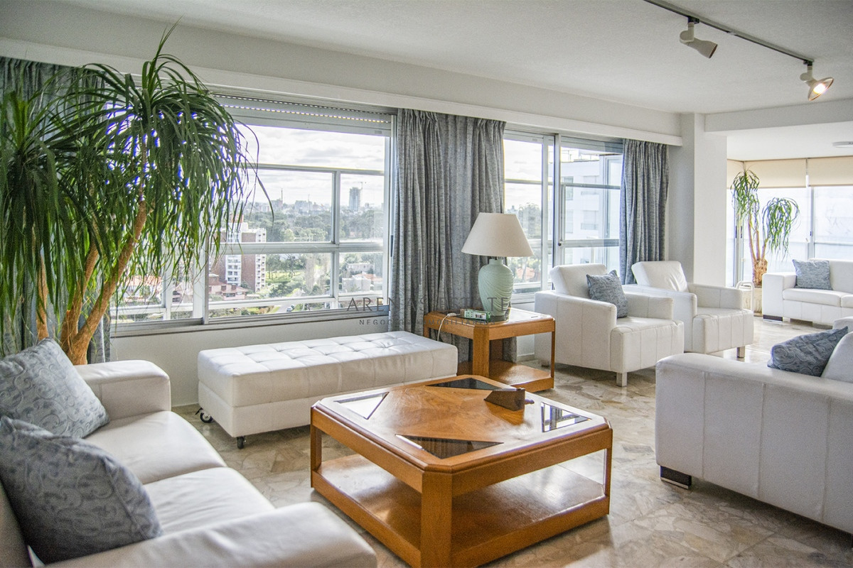 Apartamento ID.2056 - Se vende Hermoso Penthouse frente al mar de 3 dormitorios con barbacoa, Playa Mansa, Punta del Este