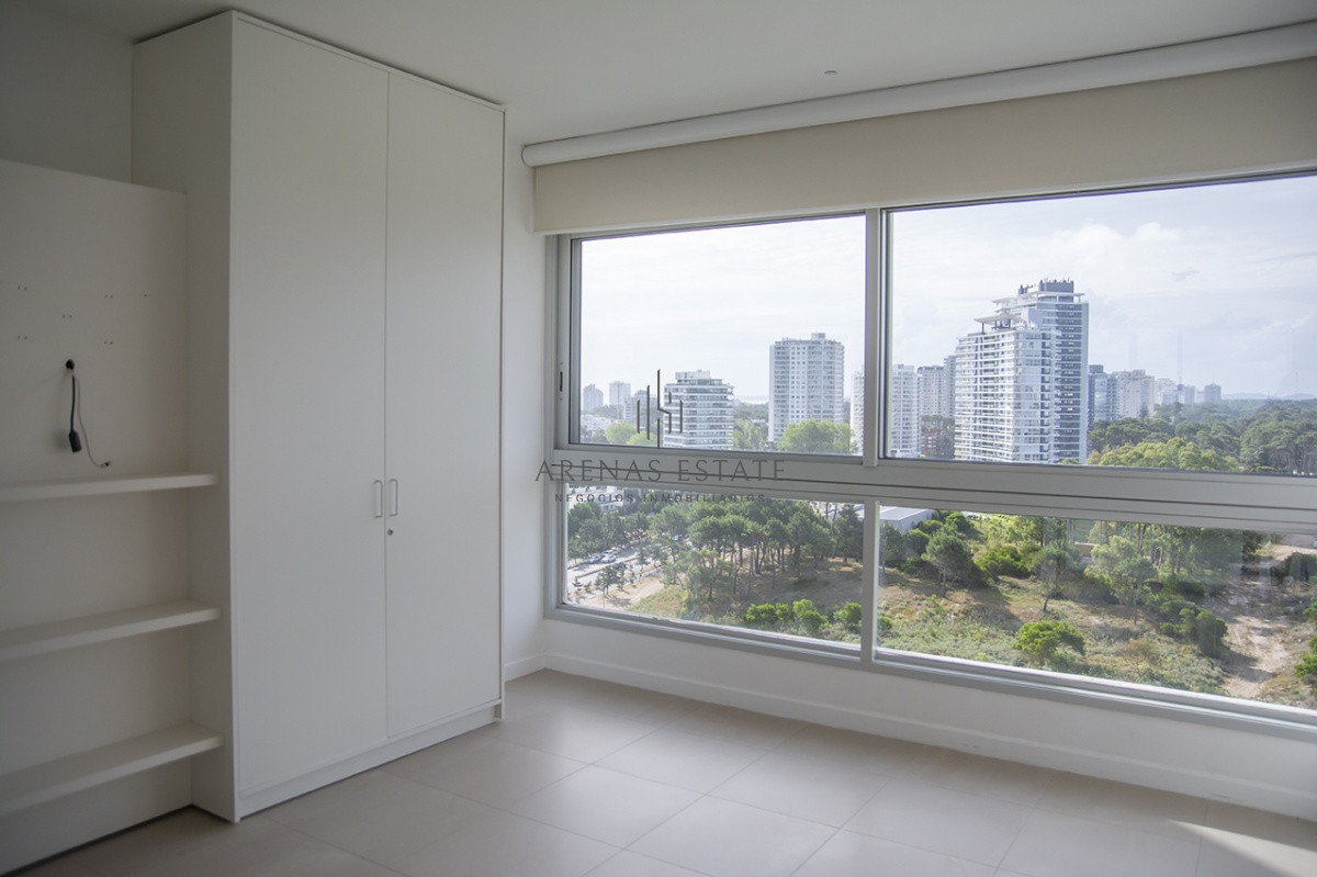 Apartamento ID.3645 - Le Parc Punta del Este, torre de categoría frente al mar.