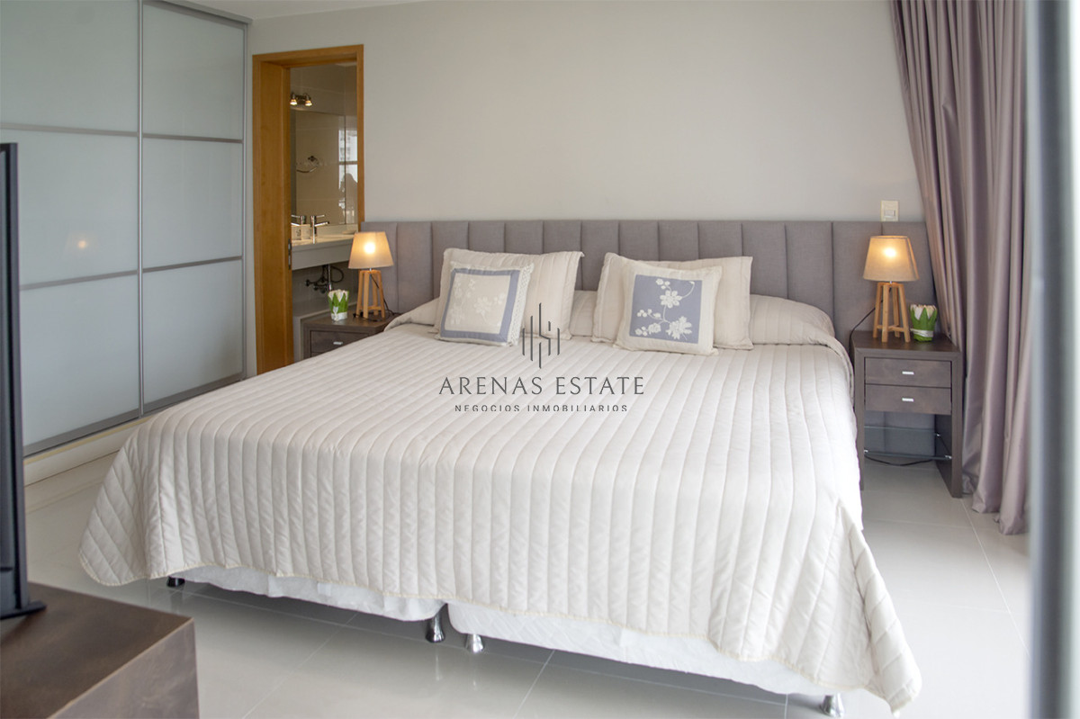 Apartamento ID.4370 - Apartamento de 3 Dormitorios en Playa Mansa en venta  - A Pasos del Mar