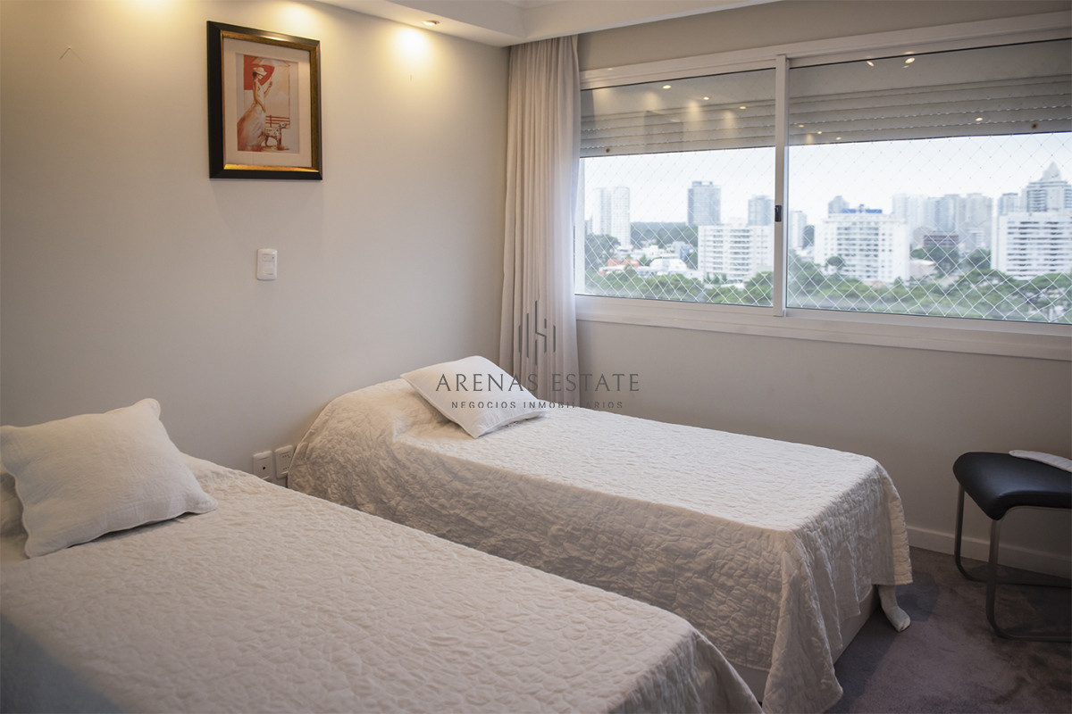 Apartamento ID.3530 - Apartamento en venta  3 dormitorios en Playa Mansa, Punta del Este.