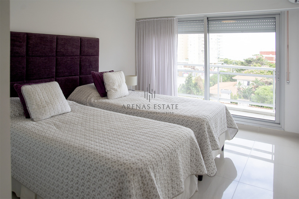 Apartamento ID.4370 - Apartamento de 3 Dormitorios en Playa Mansa en venta  - A Pasos del Mar