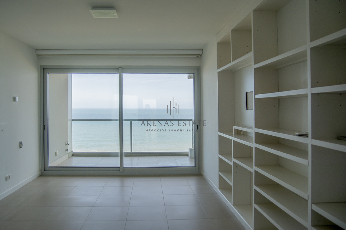Apartamento ID.3645 - Le Parc Punta del Este, torre de categoría frente al mar.