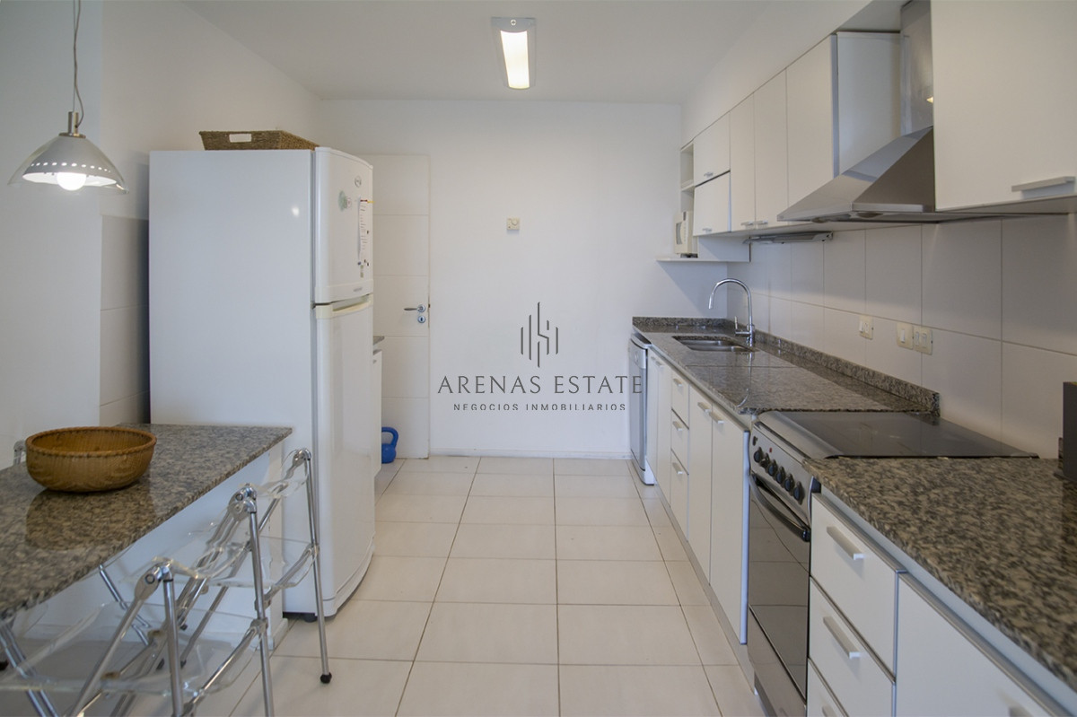 Apartamento ID.2653 - Vende apartamento de 3 dormitorios + dependencia , en brava , Punta del Este 