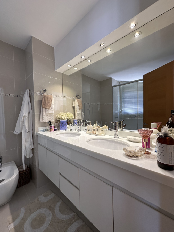 Apartamento ID.3489 - Vende Apartamento de 3 dormitorios en Sunrise Tower, Punta del Este 