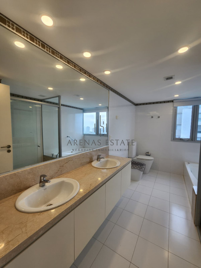 Apartamento ID.3470 - Departamento d 3 dormitoios + dependencia en venta en Playa Brava