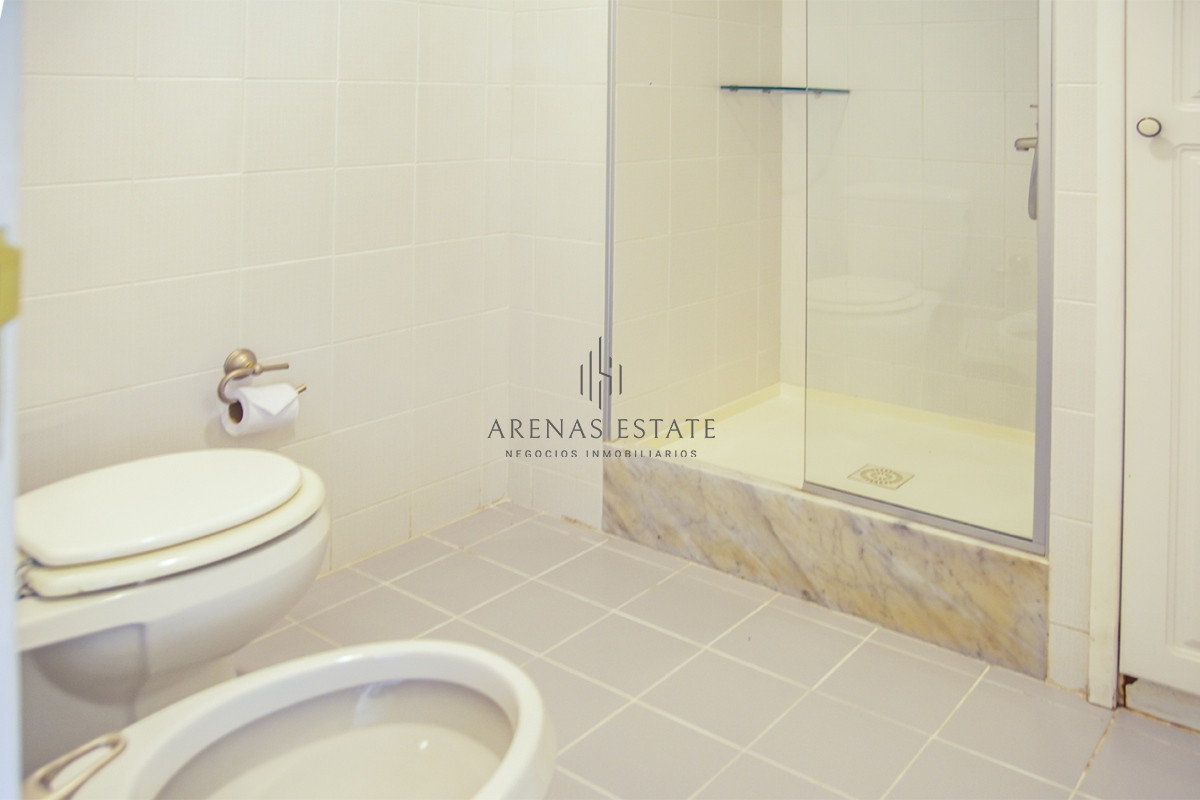 Apartamento ID.2272 - Vende apartamento de 4 dormitorios con 2 cocheras en Lincon Center, Playa Mansa, Punta del Este 