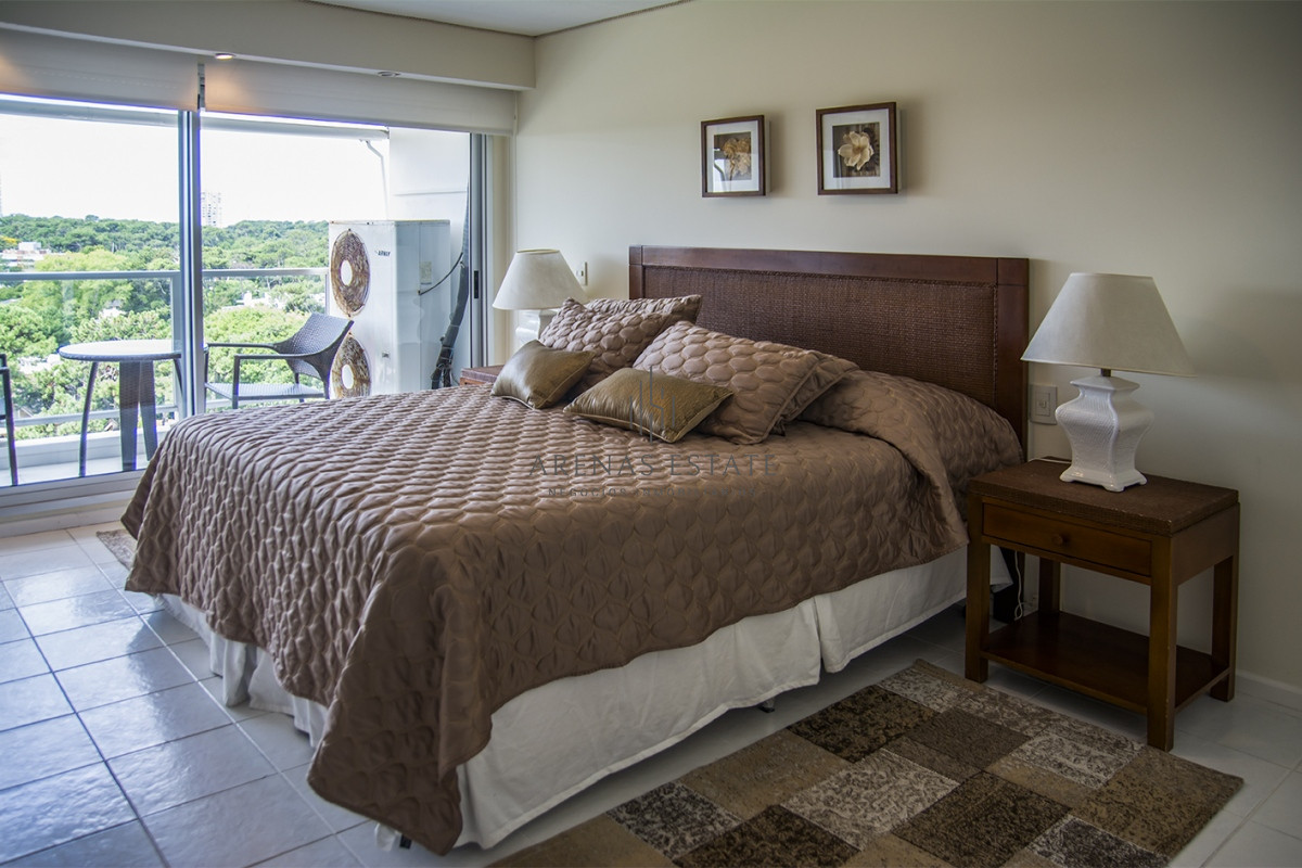 Apartamento ID.2272 - Vende apartamento de 4 dormitorios con 2 cocheras en Lincon Center, Playa Mansa, Punta del Este 