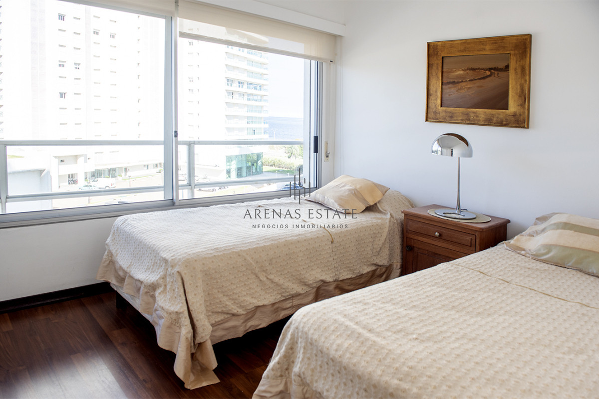 Apartamento ID.3554 - Vende apartamento de 3 dormitorios en Mansa, Punta del Este.