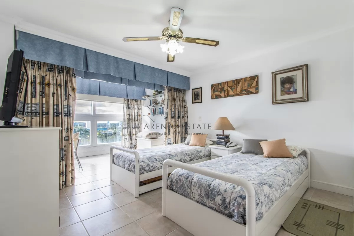 Apartamento ID.2229 - Vende excelente departamento 3 dormitorios en Tunquelen , Playa Mansa, Punta del este