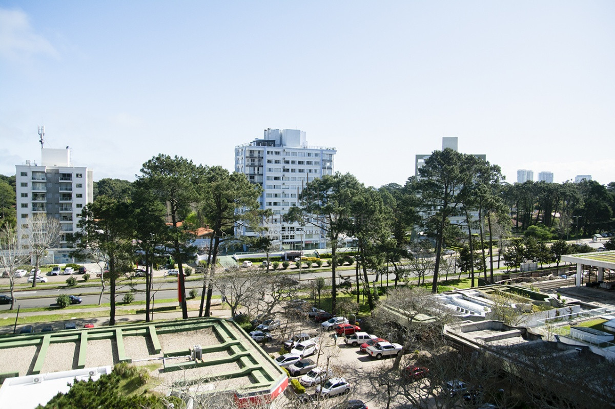 Apartamento ID.2221 - Departamento en venta de 3 dormitorios en Roosevelt Center, Punta del este 