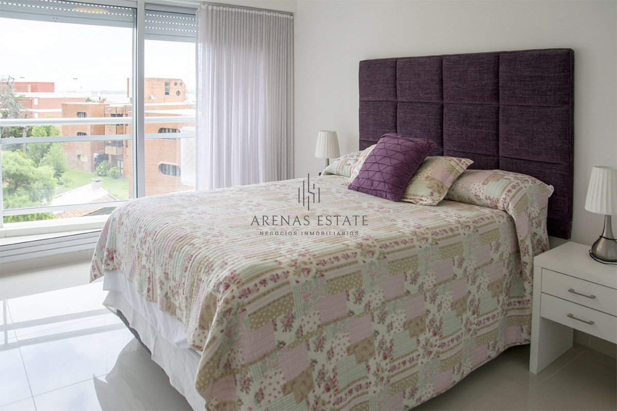 Apartamento ID.4370 - Apartamento de 3 Dormitorios en Playa Mansa en venta  - A Pasos del Mar