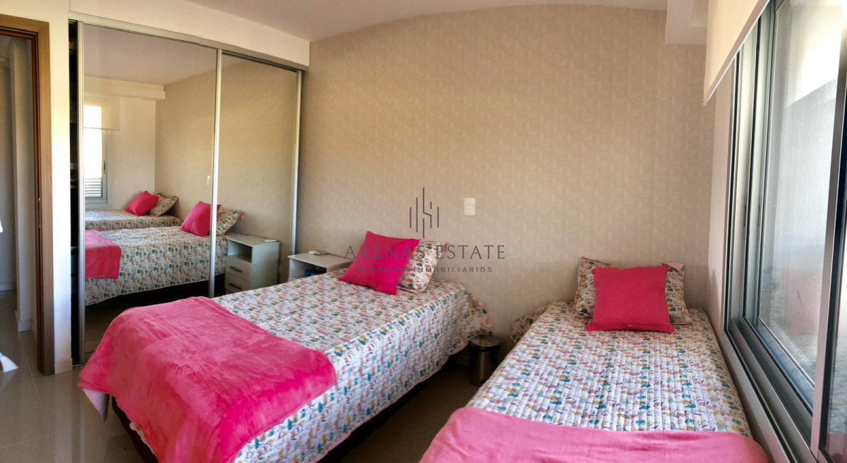Apartamento ID.2060 - Apartamento de 3 dormitorios con parrillero en venta a pasos del mar. 