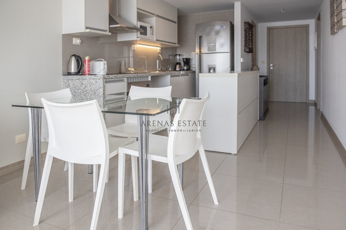 Apartamento ID.3098 - Piso alto con vista panoramica, 1 dormitorio y medio en venta. Punta del Este