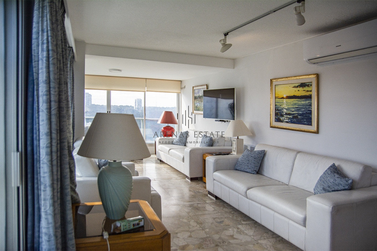 Apartamento ID.2056 - Se vende Hermoso Penthouse frente al mar de 3 dormitorios con barbacoa, Playa Mansa, Punta del Este