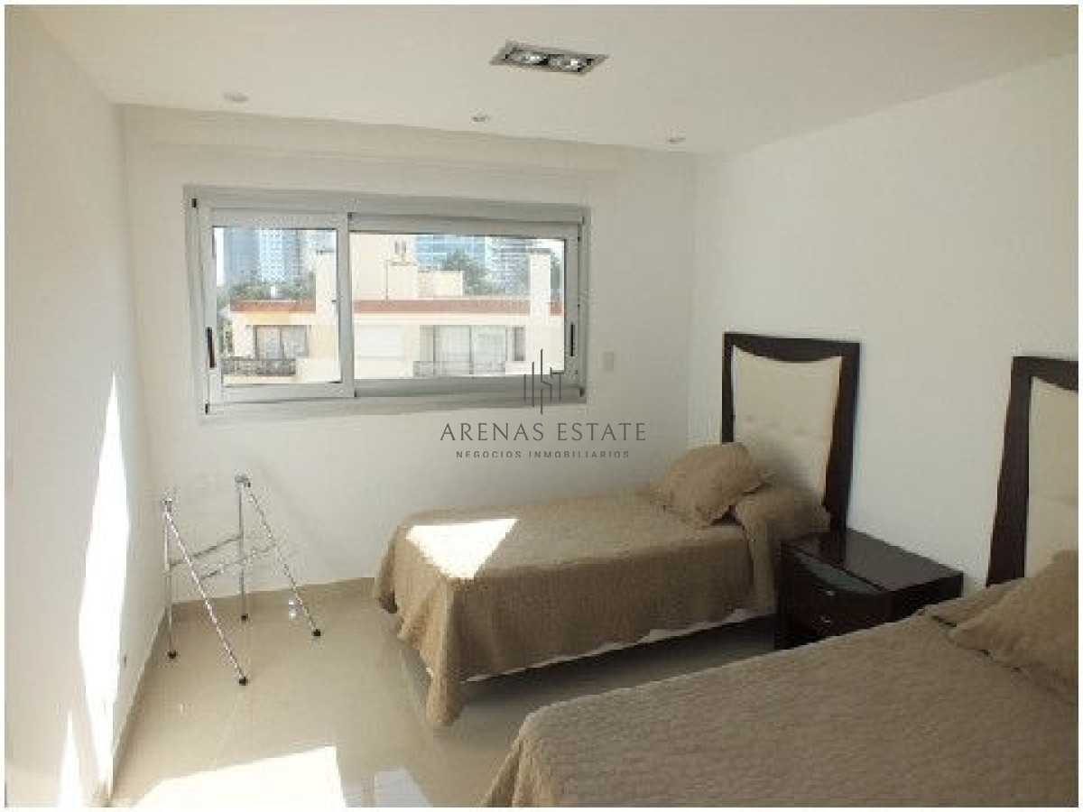 Apartamento ID.2049 - Venta Apartamento de 3 dormitorios en zona Brava, Punta del Este