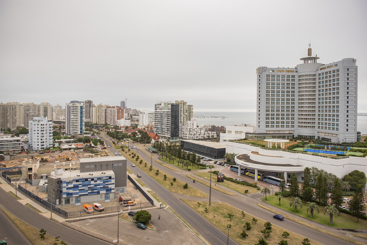 Apartamento ID.3530 - Apartamento en venta  3 dormitorios en Playa Mansa, Punta del Este.