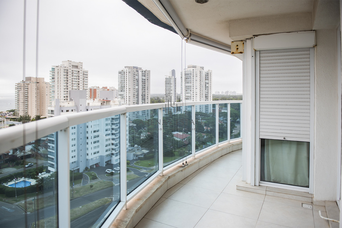 Apartamento ID.3530 - Apartamento en venta  3 dormitorios en Playa Mansa, Punta del Este.