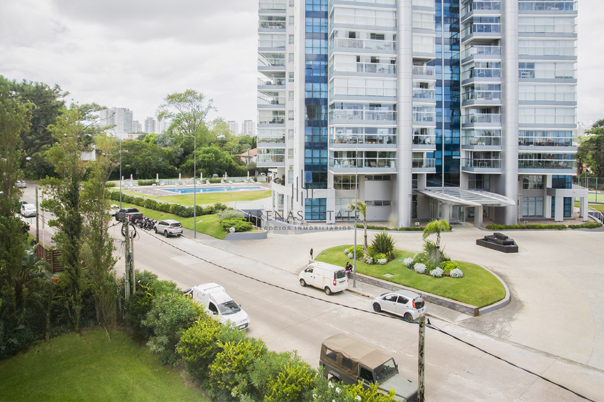 Apartamento ID.4370 - Apartamento de 3 Dormitorios en Playa Mansa en venta  - A Pasos del Mar