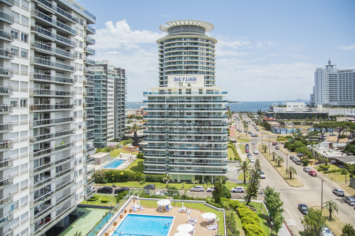 Apartamento ID.2210 - Vende apartamento de 2 dormitorios y medio en Chiverta, Reciclado completo. Punta del Este 