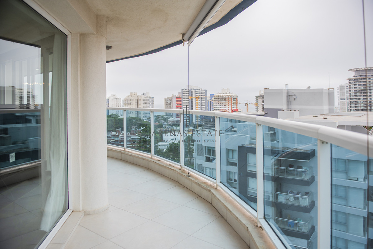 Apartamento ID.3530 - Apartamento en venta  3 dormitorios en Playa Mansa, Punta del Este.