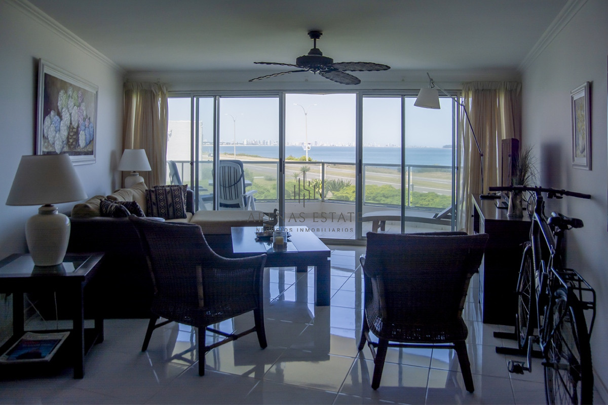 Apartamento ID.2044 - Apartamento en venta frente al mar, de 3 dormitorios en Punta del Este 