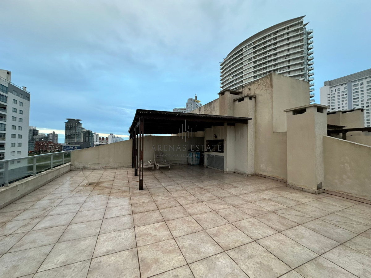 Apartamento ID.2603 - Oportunidad. Vende apartamento de 2 dormitorios con azotea y parrillero, Punta del Este 
