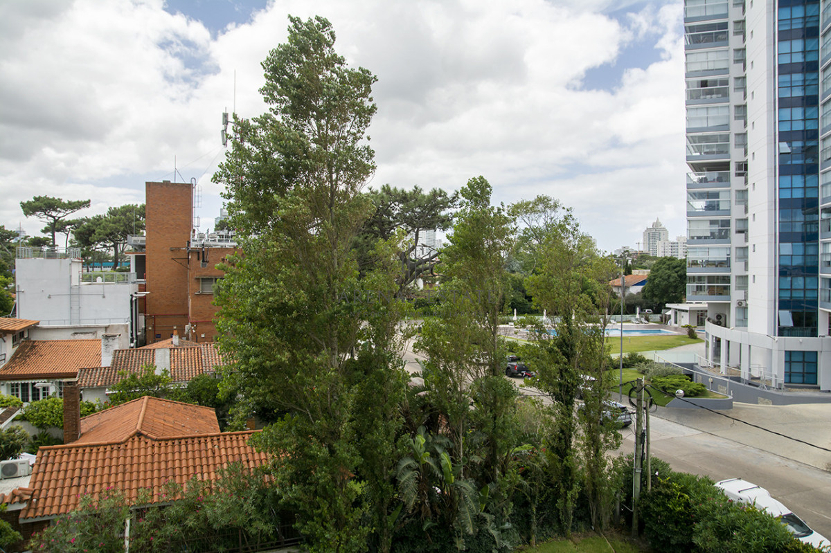 Apartamento ID.4370 - Apartamento de 3 Dormitorios en Playa Mansa en venta  - A Pasos del Mar