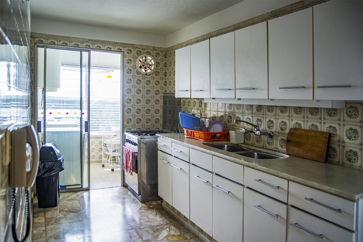 Apartamento ID.2056 - Se vende Hermoso Penthouse frente al mar de 3 dormitorios con barbacoa, Playa Mansa, Punta del Este