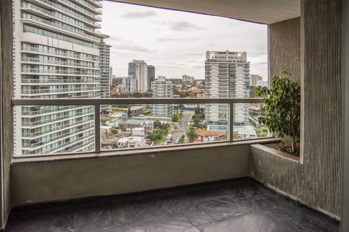 Apartamento ID.2832 - Apartamento en Venta de 3 dormitorios en parada 2 de playa brava, cerca de servicios en Punta del Este 
