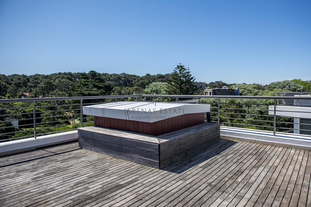 Apartamento ID.2052 - Penthouse frente al mar en venta en Blue Bird, 3 dormitorios en suite. Punta del este
