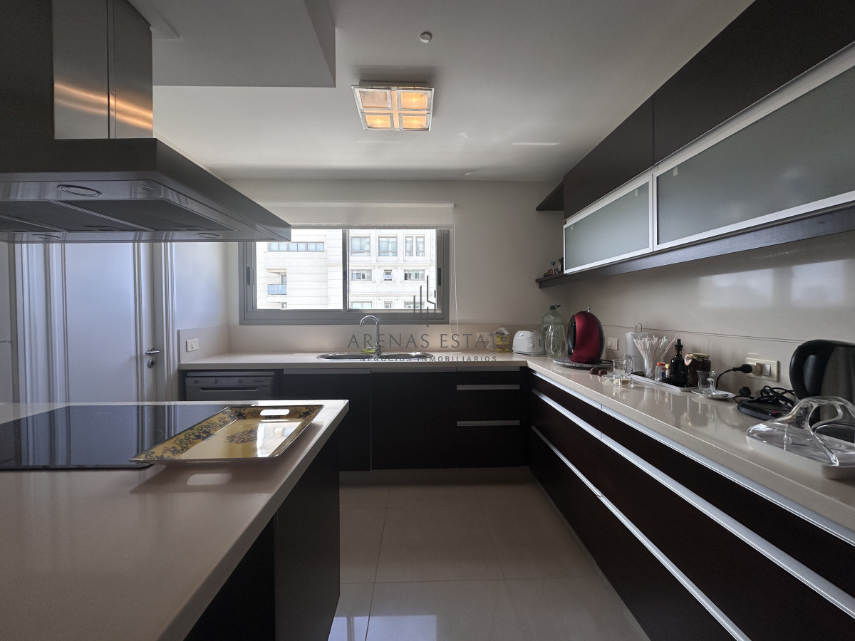 Apartamento ID.3540 - Vende apartamento esquinero de 3 dormitorios en Imperiale, Punta del Este