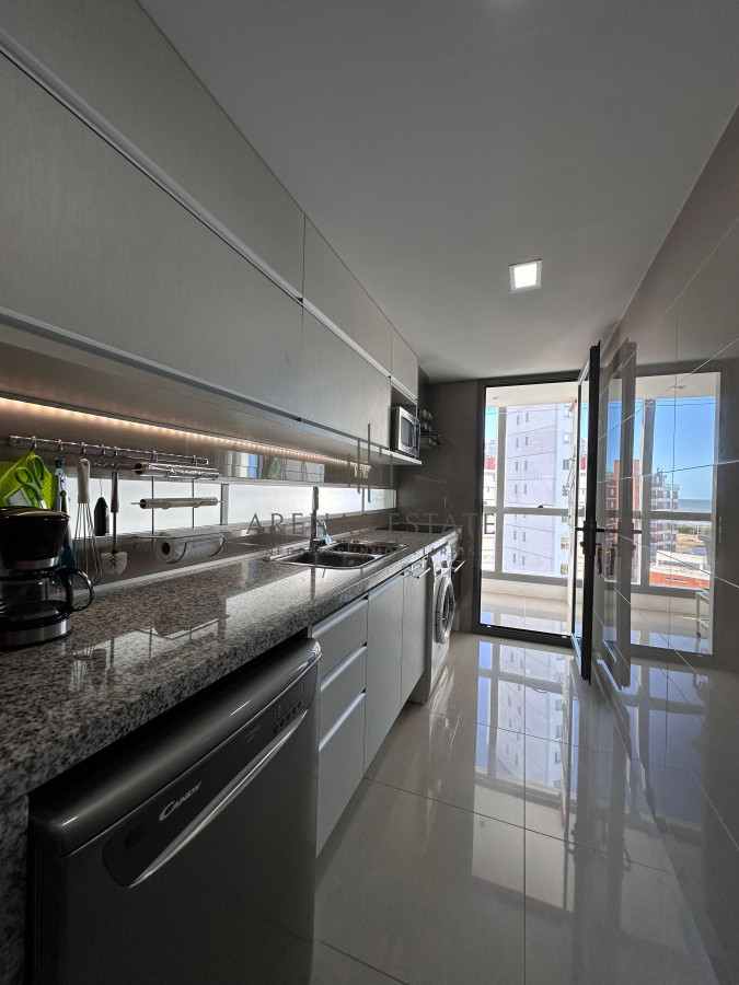 Apartamento ID.3283 - Vende departamento de 2 dormitorios finamente decorado en Torre Onix, Punta del Este