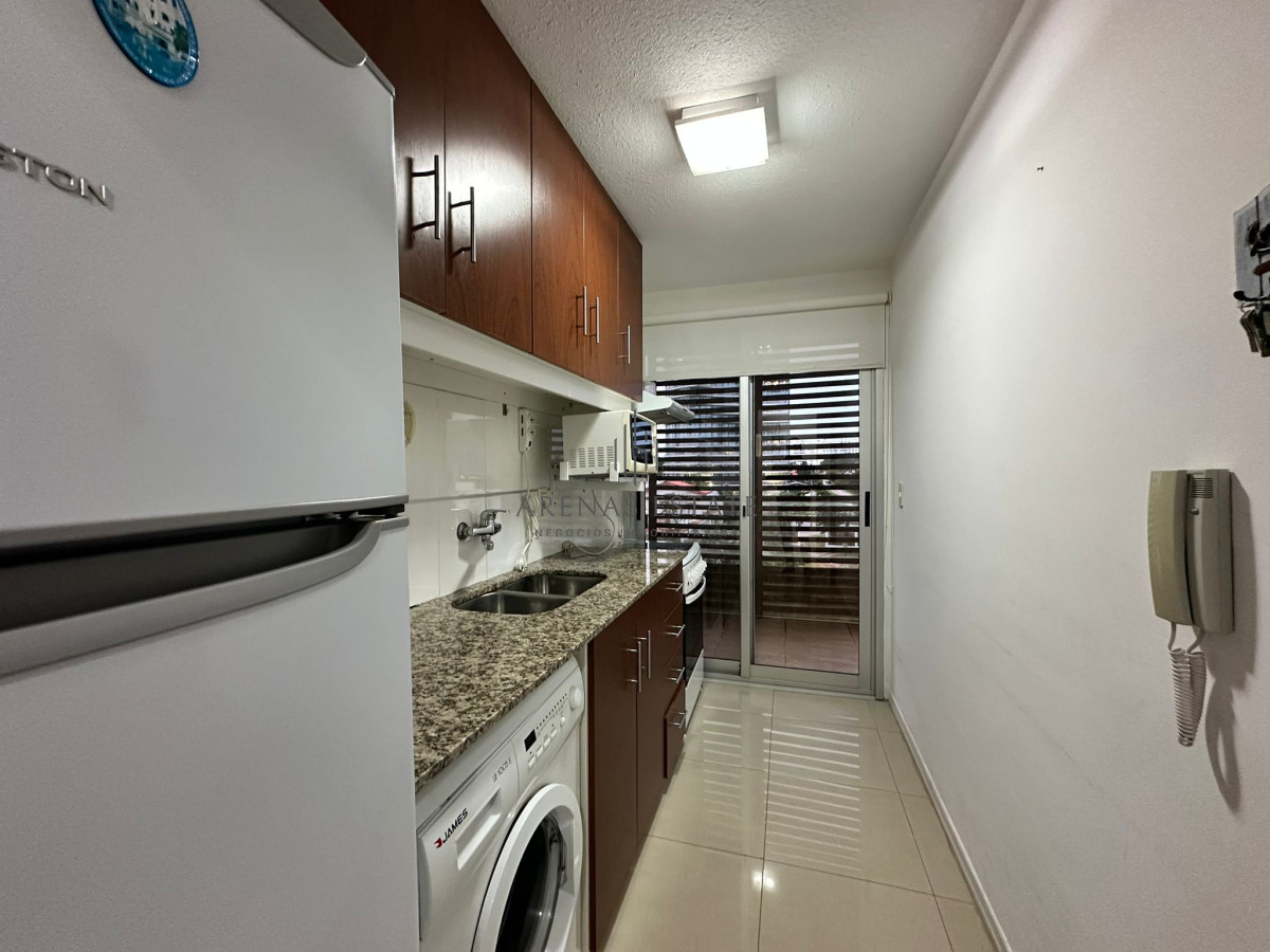 Apartamento ID.2603 - Oportunidad. Vende apartamento de 2 dormitorios con azotea y parrillero, Punta del Este 