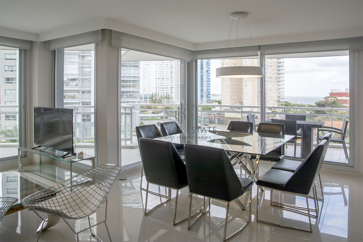 Apartamento ID.4370 - Apartamento de 3 Dormitorios en Playa Mansa en venta  - A Pasos del Mar