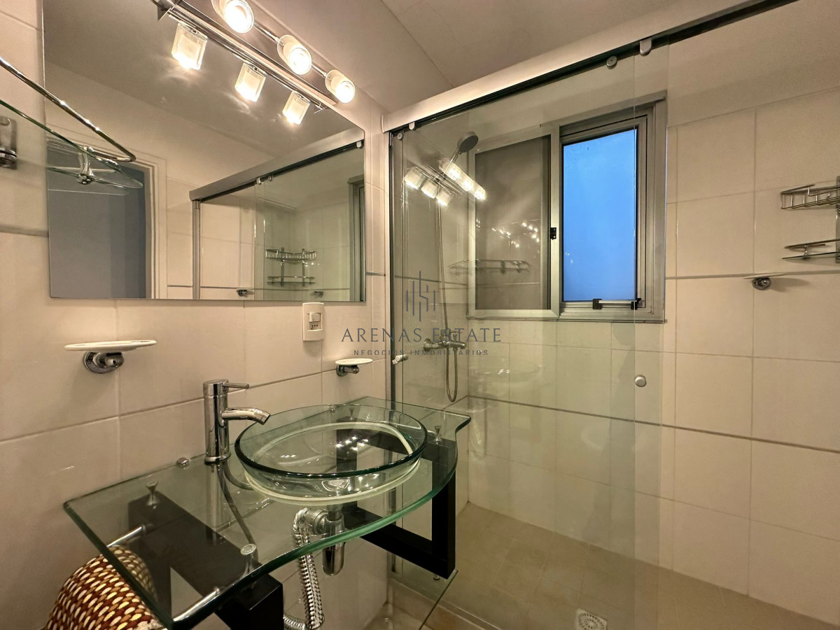 Apartamento ID.2603 - Oportunidad. Vende apartamento de 2 dormitorios con azotea y parrillero, Punta del Este 