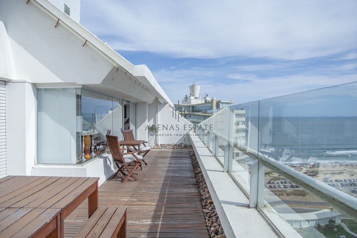 Apartamento ID.3885 - Espectacular Penthouse en venta a pasos del mar. 3 dormitorios + dependencia. Playa Brava.