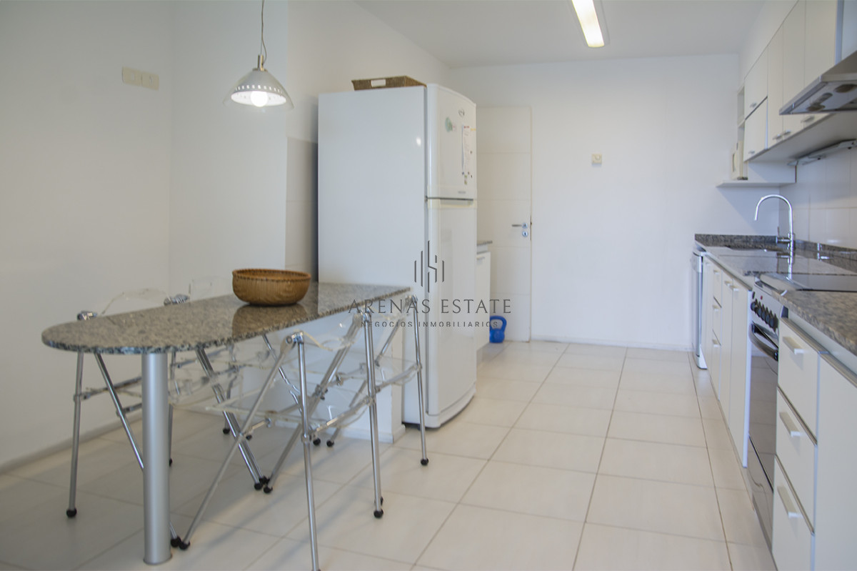 Apartamento ID.2653 - Vende apartamento de 3 dormitorios + dependencia , en brava , Punta del Este 