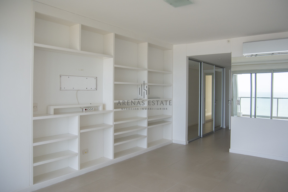 Apartamento ID.3645 - Le Parc Punta del Este, torre de categoría frente al mar.