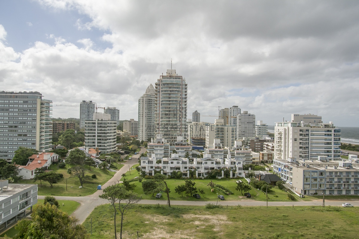 Apartamento ID.2653 - Vende apartamento de 3 dormitorios + dependencia , en brava , Punta del Este 