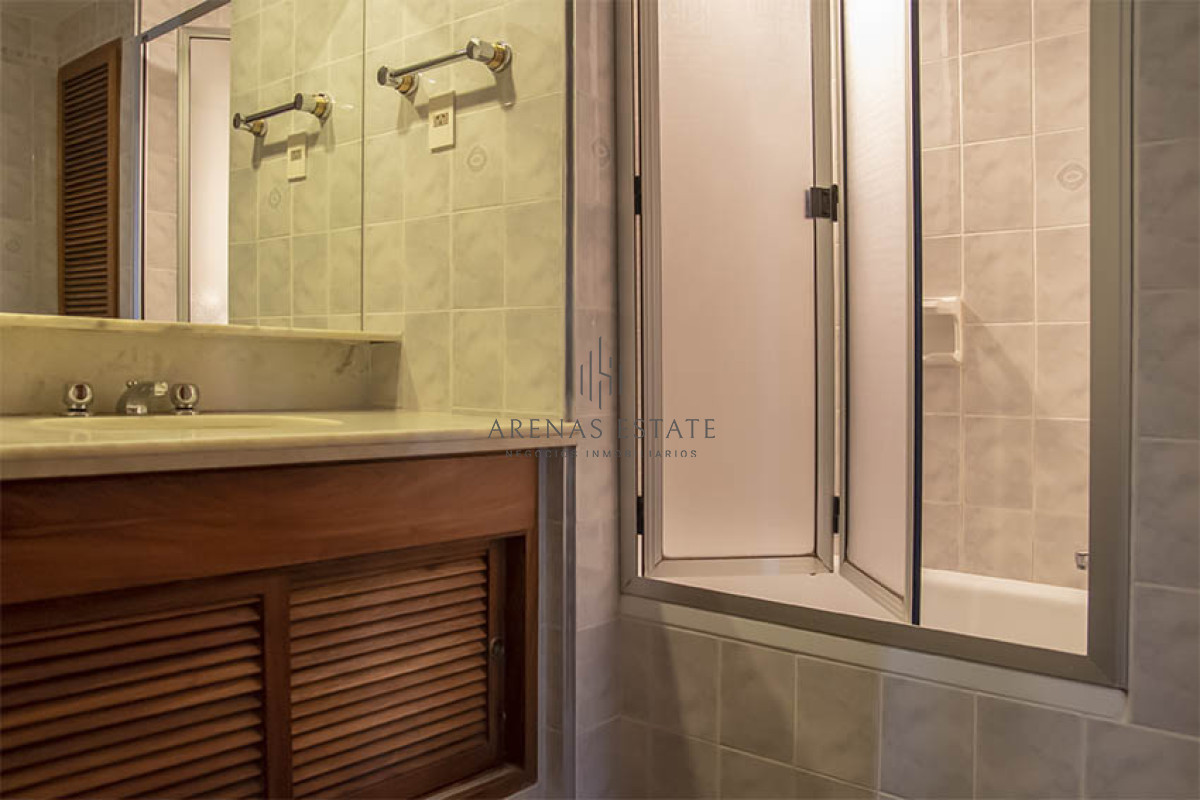 Apartamento ID.2066 - Departamento en primera línea de playa Mansa, con hermosa vista.