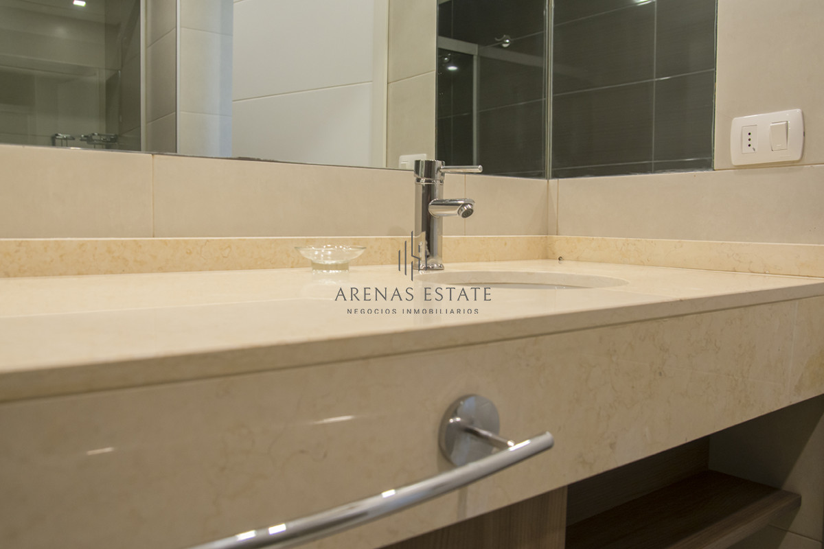 Apartamento ID.2612 - Vende apartamento de 3 dormitorios en Wind Tower, piso alto con vista al mar , Punta del Este 