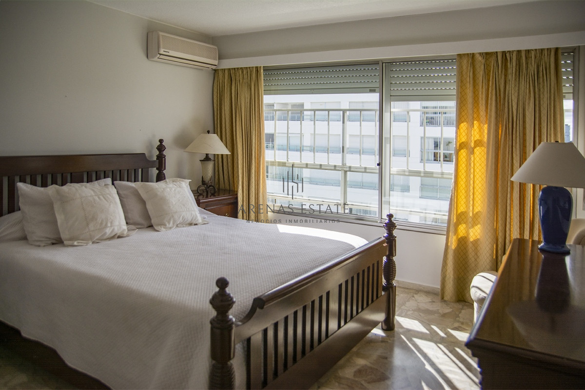 Apartamento ID.2056 - Se vende Hermoso Penthouse frente al mar de 3 dormitorios con barbacoa, Playa Mansa, Punta del Este