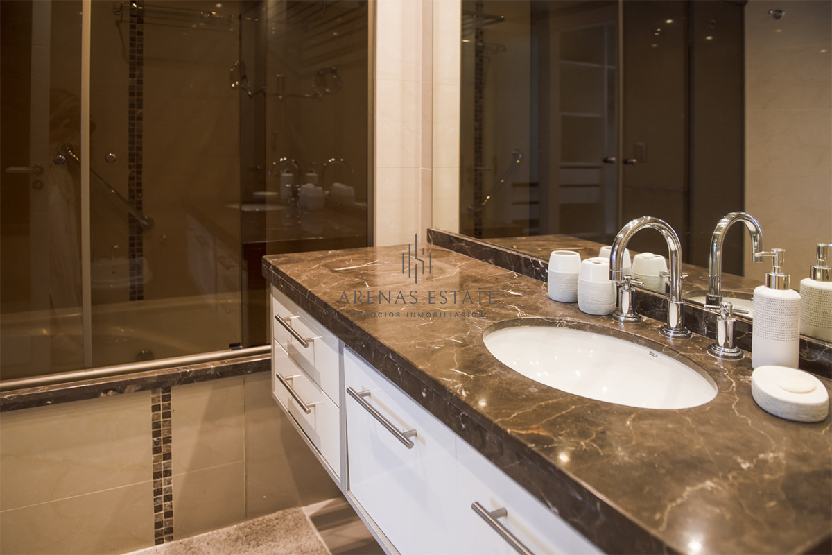 Apartamento ID.3530 - Apartamento en venta  3 dormitorios en Playa Mansa, Punta del Este.