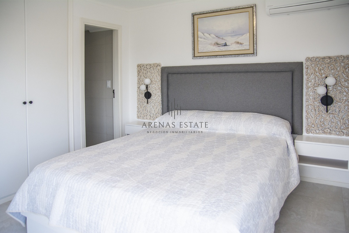 Apartamento ID.2210 - Vende apartamento de 2 dormitorios y medio en Chiverta, Reciclado completo. Punta del Este 