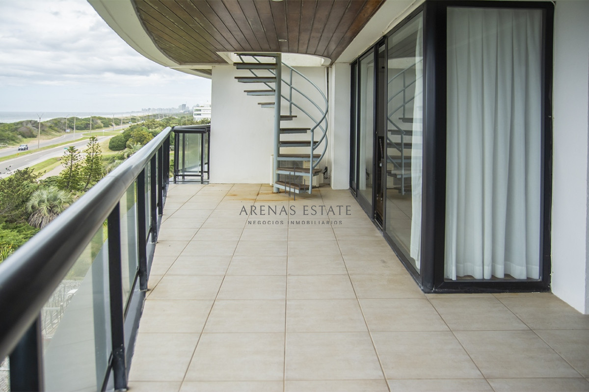 Apartamento ID.2050 - Penthouse en venta muy cómodo e iluminado. 4 dormitorios + dep. 