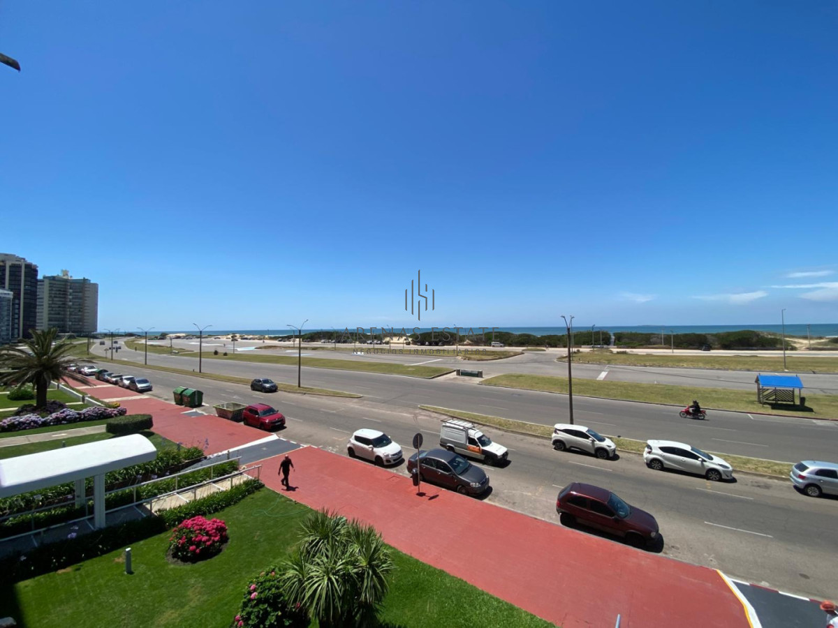 Apartamento ID.4259 - Apartamento de 2 dormitorio y medio en Primera lineal de Playa brava , Punta del este 